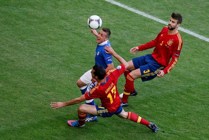 Emanuele Giaccherini, Alvaro Arbeloa a Gerard Piqué bojují o míč během utkání základní skupiny mezi Španělskem a Itálií na Euru 2012.