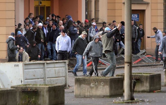 Chuligáni z Ostravska se v České Třebové dlouho nezdrželi. Nejbližším rychlíkem, který přijel z Luhačovic, pokračovali dál. Policisté museli ve vlaku, který na ně nebyl připraven, přesunout ostatní cestující do bezpečí. Fanoušky opět "nahnali" do přední části vlaku a tam je hlídali až do Prahy.