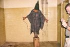 Foto: Ponižování, mučení elektrošoky. Záběry z věznice Abú Ghraíb šokovaly Ameriku