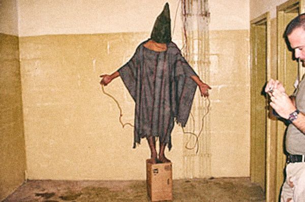 Jednorázové užití / Uplynulo 15 let od skandálu týraných iráckých vězňů ve věznici Abú Ghrajb / Wiki-PD