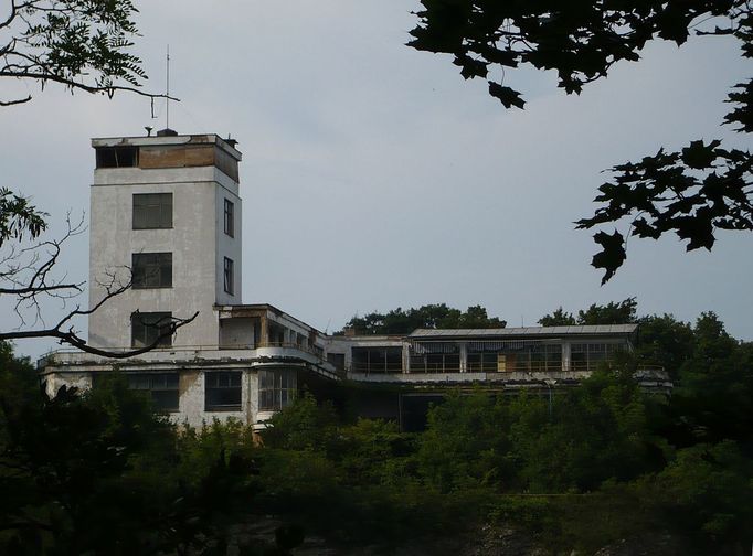 Funkcionalistický vyhlídkový objekt na Barrandovských terasách z roku 1929 chátrá a je uzavřen stejně jako celý komplex budov. Je součástí urbanistického projektu Václava M. Havla na zahradní čtvrť.