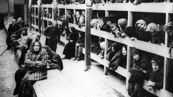 Nedatovaný archivní snímek ukazuje ženy v koncentračním táboře v Osvětimi-Birkenau, který byl osvobozen Sovětskou armádou 27. ledna 1945.