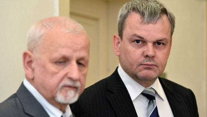 Bývalý manažer ANO Vladislav Koval (vpravo) se svým advokátem Eduardem Brunou u soudu.