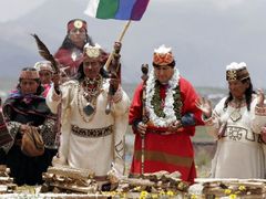 Bolívijský prezident Evo Morales a ajkarští kněží během rituálu na posvátném místě Tiwanaku, nedaleko jezera Titicaca.