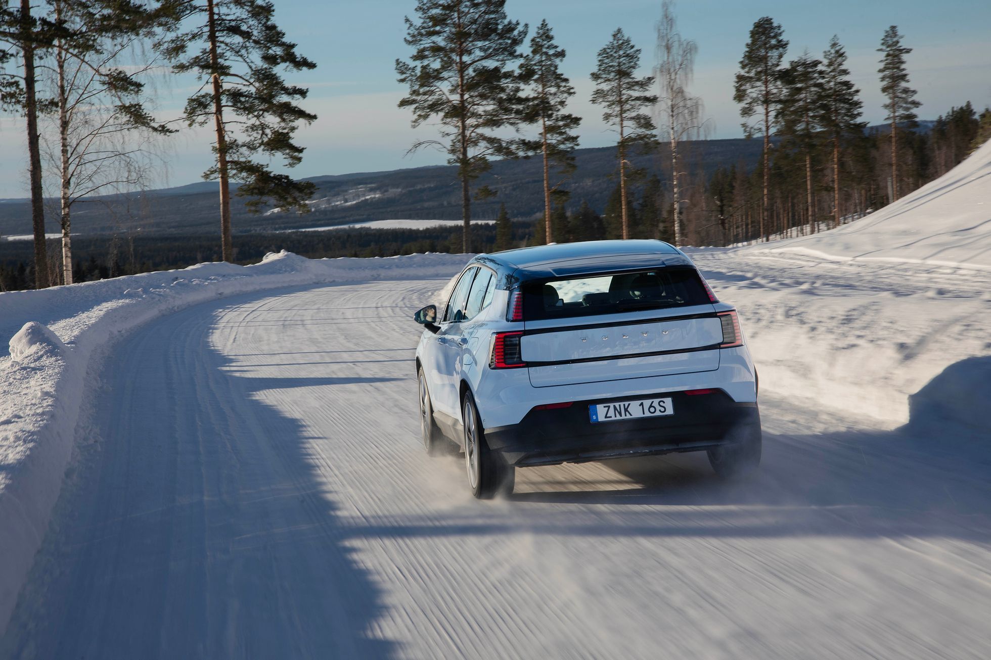 Volvo EX30, elektromobil, zima, jezero, led, zamrzlé jezero, jízda na zamrzlém jezeře