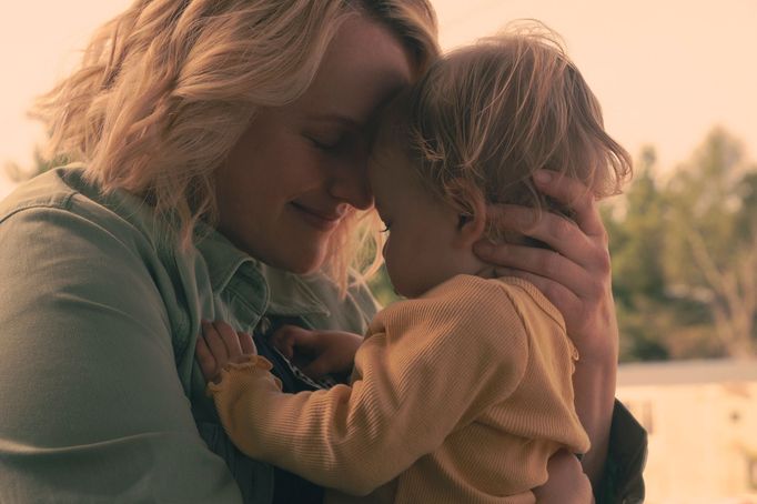 Elisabeth Moss v roli June v 6. řadě seriálu Příběh služebnice.