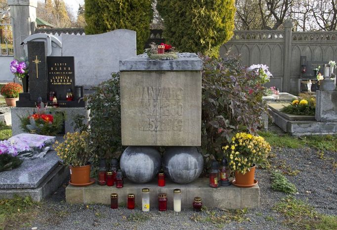 Pohled na hrob Jana Zajíce na hřbitově ve městě Vítkov na Opavsku. Jeho podobu vytvořil sochař Olbram Zoubek.