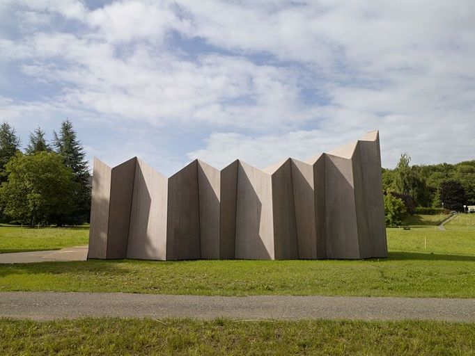 Kaple, Manuel Bieler, Antoine Robert-Grandpierre a Laurent Saurer/ LOCALARCHITECTURE, Saint-Loup, 2008  V rámci projektu výstavby kaple jako dočasného místa pro bohoslužby byla vyvinuta inovativní technika stavění ze dřeva, inspirovaná geometrickým systémem Origami, jež má velmi malý dopad na životní prostředí a zajišťuje rychlý ekonomický postup stavebních prací.