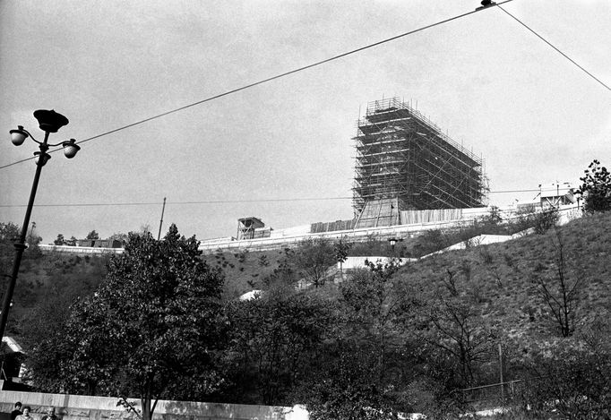 Archivní fotografie z éry 50. a 60. let 20. století, kdy na Letné v Praze vznikl a později zanikl nechvalně proslulý Stalinův památník.