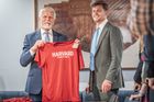 Překvapení pro Pavla na Harvardu. Čeští studenti pro něj měli malý dárek i vzkaz