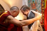 Podle dalajlamy se Havlova starost, sympatie, podpora a solidarita nikdy nezměnila. "To je velmi důležité, protože má na této planetě velkou autoritu - mnoho lidí říká, že Havel je symbol svobody," zdůraznil jeden z nejznámějších duchovních představitelů buddhismu.