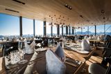 Tyrolská restaurace své brány otevřela poprvé v roce 2012 a patří mezi nejluxusnější podniky v Alpách. Nachází se zde 130 míst k sezení a velkým lákadlem kromě jídla je výhled na celé údolí.