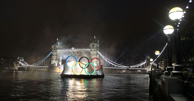 Proměna Tower Bridge pro zahajovací ceremoniál OH 2012 v Londýně.