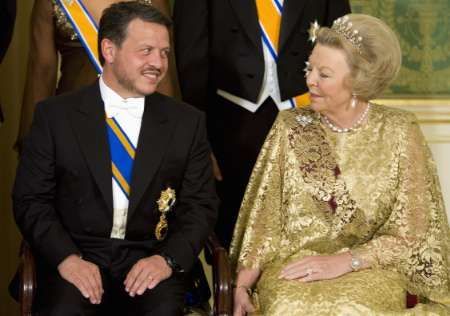 Důležitou roli při sestavování vlády bude mít také královna Beatrix (na snímku s jordánským králem Abdalláhem
