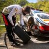 Sébastien Ogier mění kolo u své Toyoty na trati Chorvatské rallye 2021