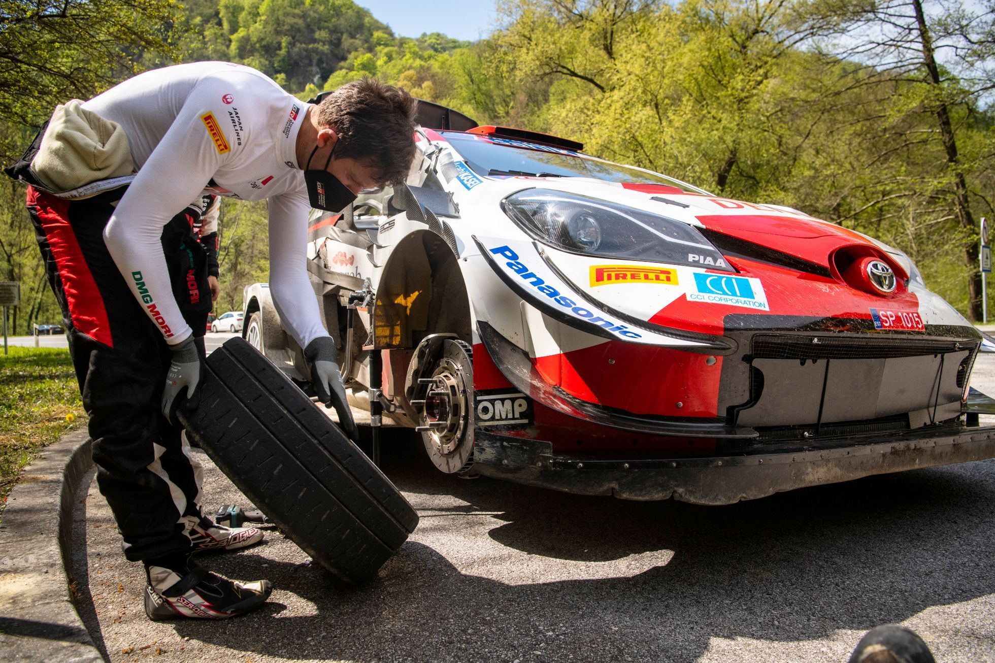 Sébastien Ogier mění kolo u své Toyoty na trati Chorvatské rallye 2021