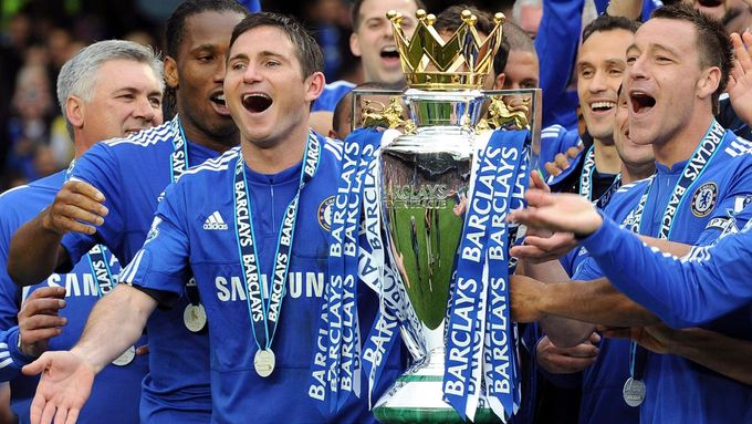 (zprava) John Terry, Frank Lampard, Didier Drogba a Carlo Ancelotti se radují nejen ze zisku titulu, ale také z nového rekordu Premier League - 103 branek v jedné sezoně.