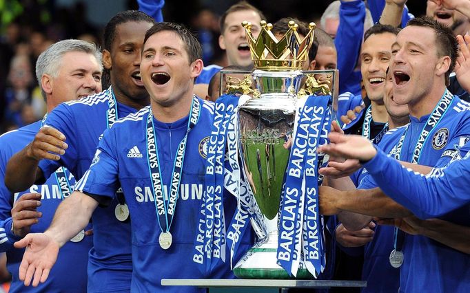 (zprava) John Terry, Frank Lampard, Didier Drogba a Carlo Ancelotti se radují nejen ze zisku titulu, ale také z nového rekordu Premier League - 103 branek v jedné sezoně.