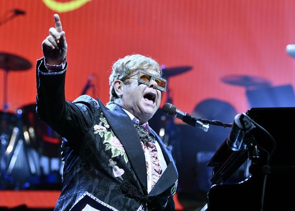 Elton John je na snímku ze středečního koncertu ve Vídni.