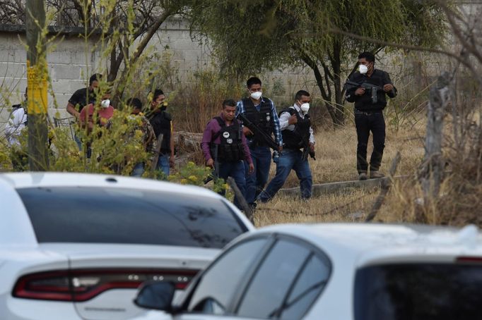 Policie po útoku prohledává místo činu