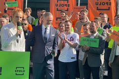 "Fiala do Haagu," skandovali demonstranti, premiéra se zastala až Pazderková