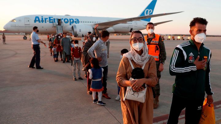 Většina evakuovaných Afghánců chce zůstat v Česku, řekl Hamáček. Migrační vlnu nečeká; Zdroj foto: Reuters