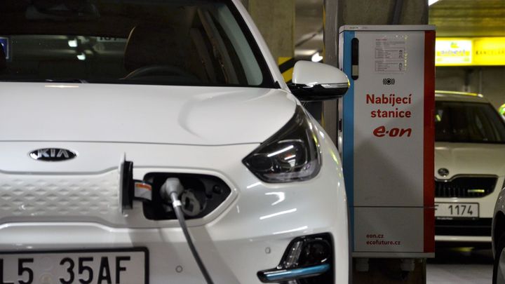 Slabikář dobíjení. Co musíte znát, aby vás život s elektromobilem neděsil?