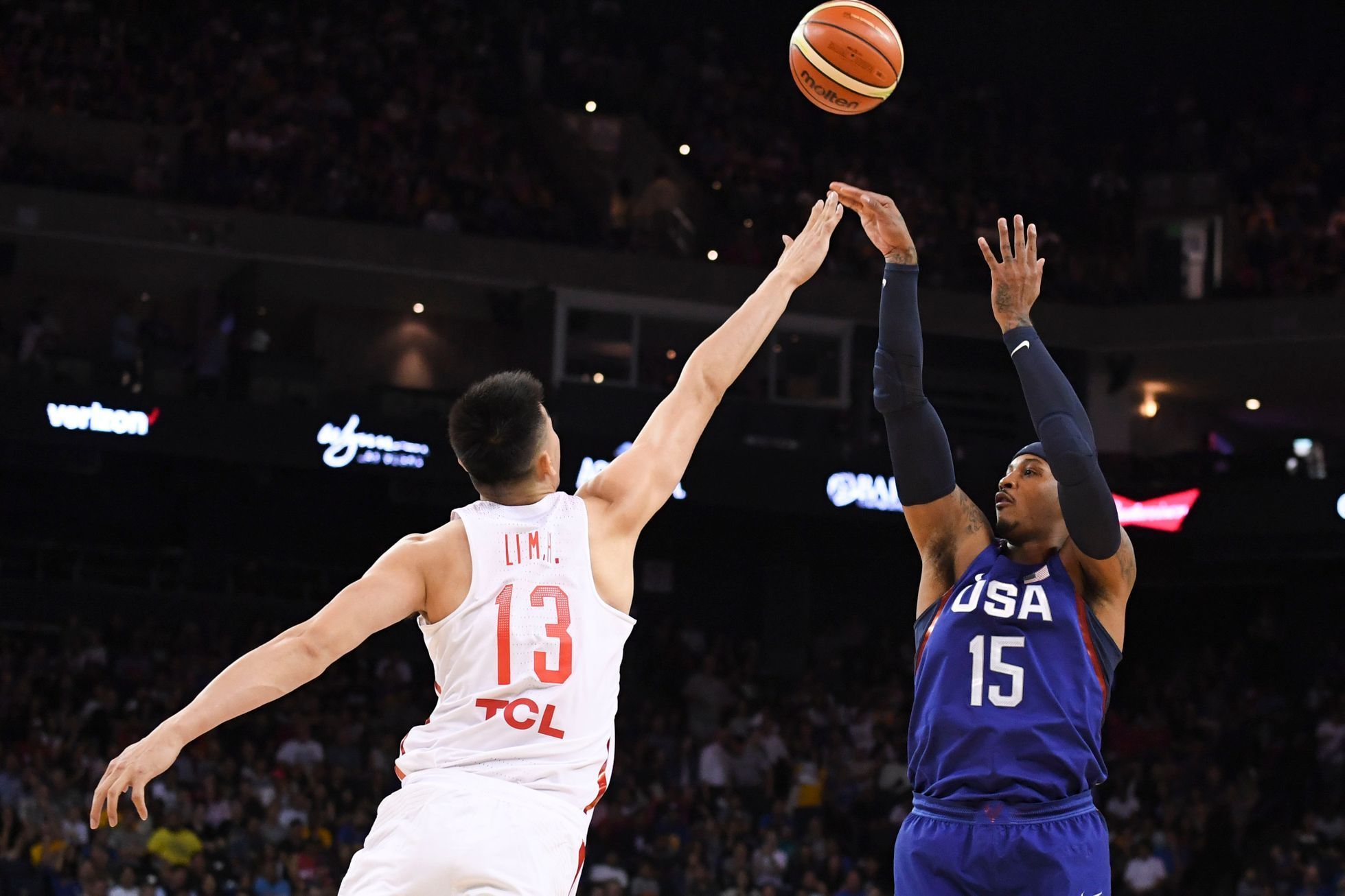 Americký basketbalista Carmelo Anthony v přípravném zápase proti Číně