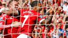 Memphis Depay a Wayne Rooney slaví vlastní gól Tottenhamu.