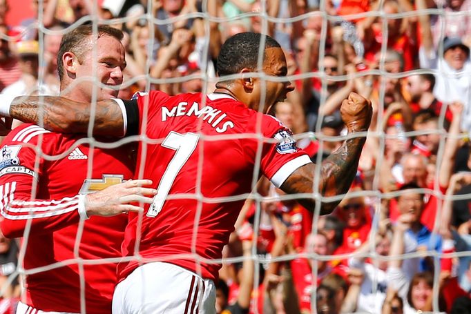 Memphis Depay a Wayne Rooney slaví vlastní gól Tottenhamu.