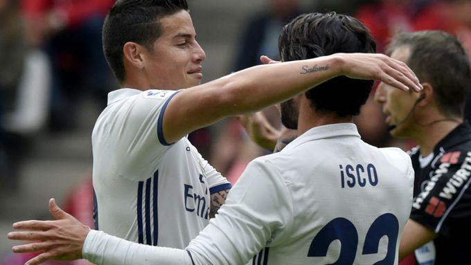 Fotbalisté Realu Madrid slaví gól do sítě Gijonu