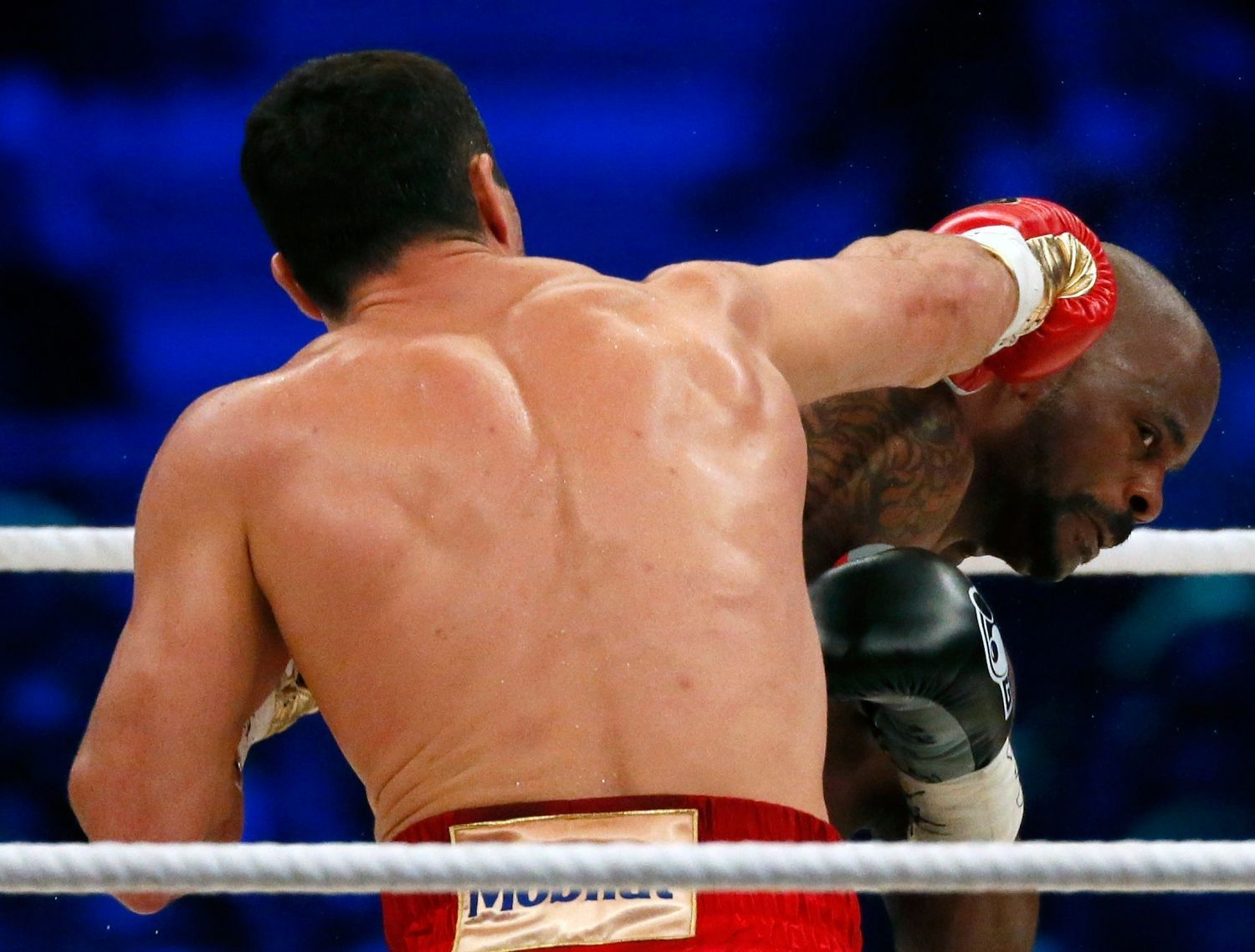 Ukrajinský boxer Vladimir Kličko soupeří s Američanem Tony Thompsonem o titul mistra světa těžké váhy ve švýcarském Bernu.