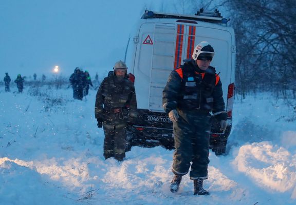 Záchranáři zasahují na místě nehody letounu Saratovských aerolinií jihovýchodně od Moskvy.