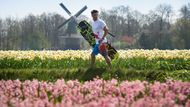 Wakeboardista Duncan Zuur prochází rozkvetlou krajinou poblíž nizozemského Noordwijkerhoutu.