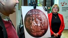 Proč je hrabě Chotek nechal na půdě? Na zámku byly nalezeny negativy jeho fotografií 