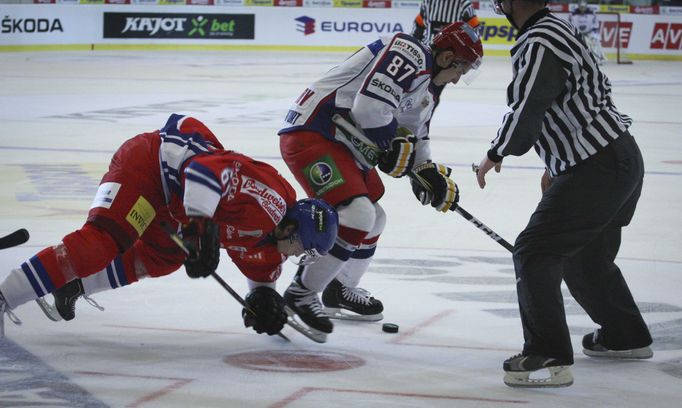 Michael Frolík svádí souboj při utkání Česko - Rusko na Českých hokejových hrách v Brně