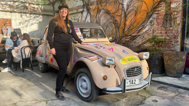 Říkám jí Duckarka. Další Češka se chystá na Dakar s veteránem, 2CV Kachna bude divoká