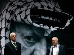 Přestože se nad kongresem vznášel duch dlouholetého šéfa organizace Jásira Arafata, jeho někdejší blízký spolupracovník Kurája (vpravo) neobhájil.