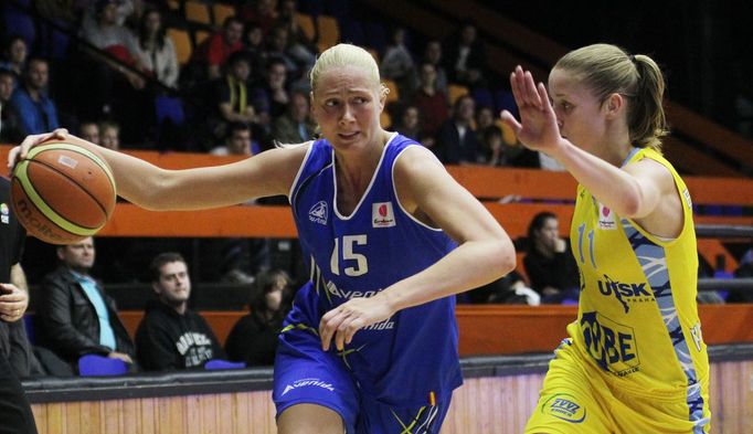 Basketbalistka ZVVZ USK Praha Kateřina Elhotová (vpravo) v utkání 1. kola Evropské ligy proti Salamance.