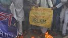 Muslim demonstrators shout slogans and burn an effigy of U.S. President Barack Obama during a protest against a film they consider blasphemous to Islam, in Kolkata September 19, 2012. REUTERS/Rupak De Chowdhuri (INDIA - Tags: RELIGION CIVIL UNREST) Published: Zář. 19, 2012, 11:40 dop.