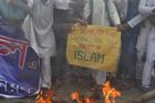 Hořící kina a 16 mrtvých při protestech v Pákistánu