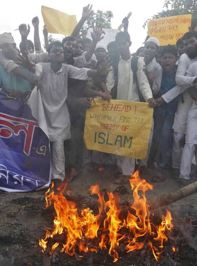 Muslim demonstrators shout slogans and burn an effigy of U.S. President Barack Obama during a protest against a film they consider blasphemous to Islam, in Kolkata September 19, 2012. REUTERS/Rupak De Chowdhuri (INDIA - Tags: RELIGION CIVIL UNREST) Published: Zář. 19, 2012, 11:40 dop.