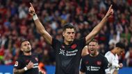 Patrik Schick z Leverkusenu slaví gól z penalty v zápase s Eintrachtem Frankfurt