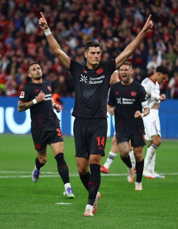 Patrik Schick z Leverkusenu slaví gól z penalty v zápase s Eintrachtem Frankfurt.