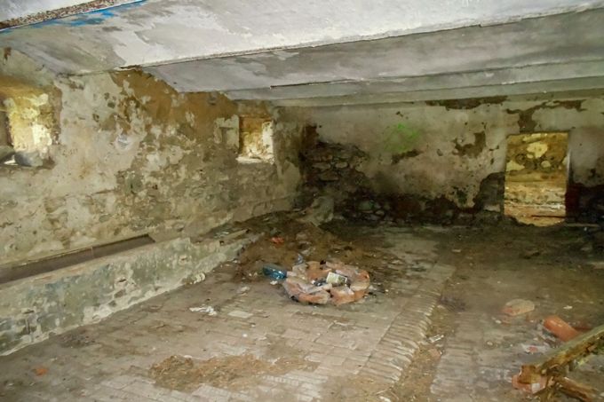 Fotografie zachycují areál usedlosti Pohádka u Čachrova přibližně před 10 lety.