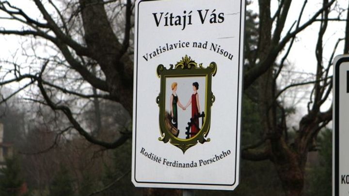 Ve Vratislavicích na Liberecku hoří pivovar. Rozšíření požáru pomohl zabránit déšť