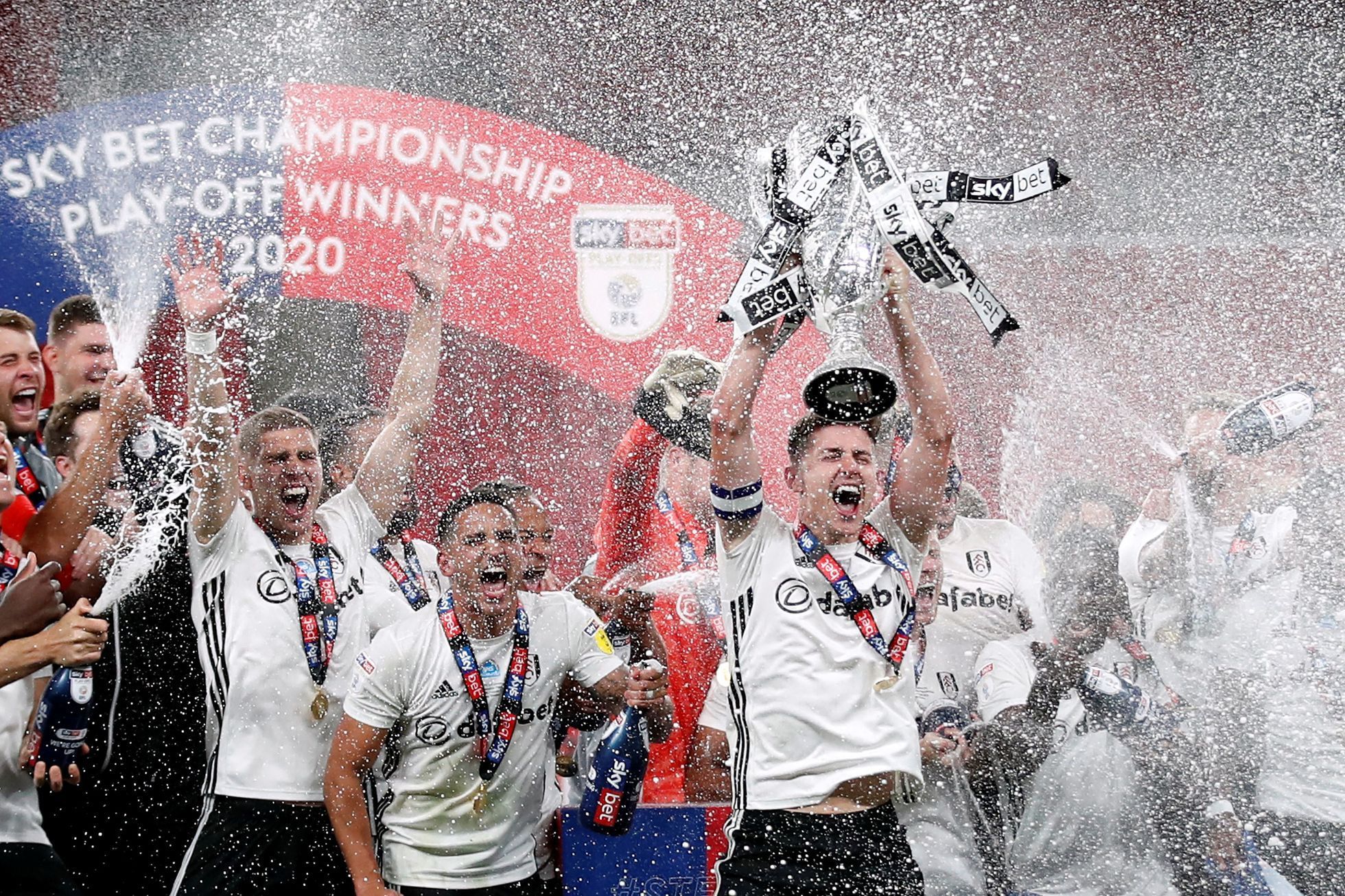 Fulham slaví postup do Premier League