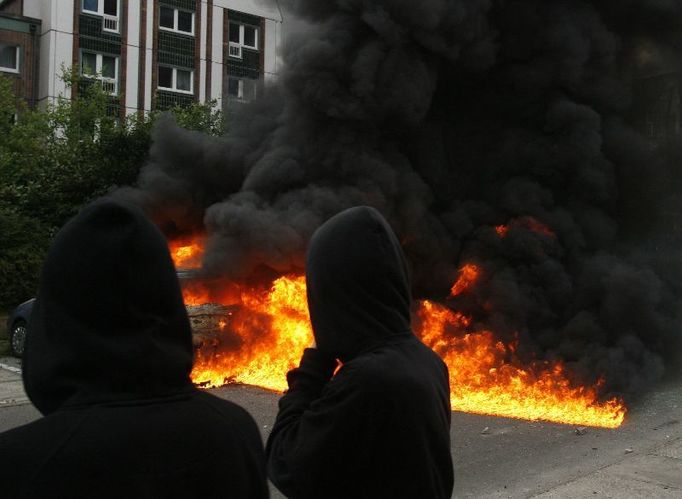 Hořící barikády z pneumatik. Jedna z akcí radikálů v centru Rostocku.