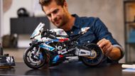 1920 kostek - z tolika se skládá BMW M 1000 RR ze série Lego Technic.