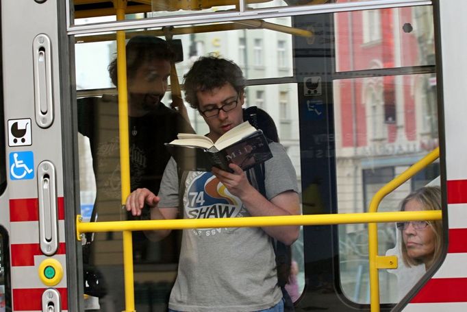 Málokdy byly tramvaje přeplněné. Naopak, do vozů ze přenášela smířlivá a klidná atmosféra z ulic.